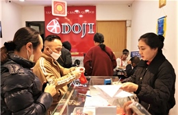 Giá vàng tăng giảm khó lường, chuyên gia cảnh báo rủi ro mua 'vàng giấy'