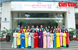 Sắc áo dài rạng rỡ trên phố dịp Quốc tế Phụ nữ 8/3