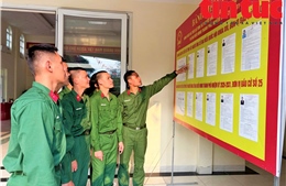 Chiến sĩ trẻ háo hức trong lần đầu tiên thực hiện quyền bầu cử