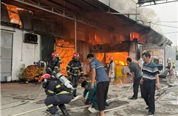 Cháy kho xưởng bánh kẹo tại Hương Sơn: Huy động 12 xe chữa cháy, khống chế kịp thời