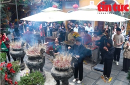 Người dân đến chùa gửi gắm ước nguyện bình an ngày Rằm tháng Giêng