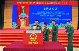 Chiến sĩ, cử tri trẻ háo hức trong lần đầu đi bỏ phiếu bầu cử