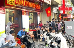 Chuyên gia cảnh báo tâm lý FOMO xếp hàng 'bắt đáy' khi giá vàng giảm sâu 