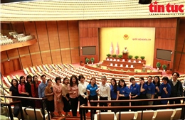 Báo Tin tức và Dân tộc tham quan tòa nhà Quốc hội, tìm hiểu lịch sử Quốc hội Việt Nam