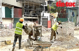 Công nhân, shipper 'đốt sức' giữa nắng nóng đầu mùa hè ở Hà Nội