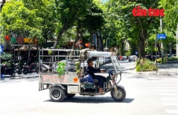 Người lao động chật vật mưu sinh dưới nắng nóng 40 độ C ở Hà Nội