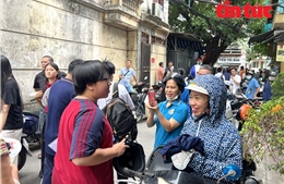 Nhiều phụ huynh gác công việc, sát cánh cùng sĩ tử