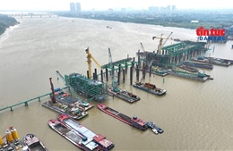 Cầu Trần Hưng Đạo lắp những dầm thép đầu tiên, hướng tới dựng vòm 'vô cực'