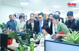 Đoàn nhà báo Campuchia thăm và làm việc tại báo Tin tức và Dân tộc 