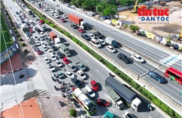 Người dân rời Hà Nội đi nghỉ lễ 2/9, mật độ giao thông tăng nhanh ở các cửa ngõ giao thông