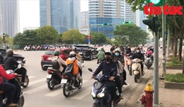 Lũ lượt đi ngược chiều trên tuyến đường trung tâm quận Cầu Giấy, Hà Nội