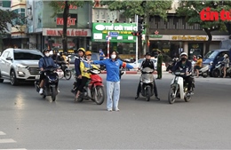 Đoàn viên thanh niên hỗ trợ công an phân làn, giảm thiểu ùn tắc giao thông