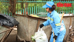 Công nhân vệ sinh môi trường ‘vật lộn’ với rác thải ngày Tết
