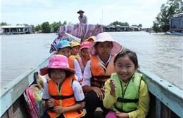 Học sinh vùng Đất Mũi Cà Mau đội mưa, vượt sông tới trường