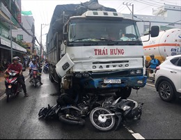 Xe tải đâm liên hoàn 8 xe máy, 11 người nhập viện cấp cứu