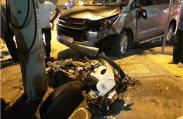 Ô tô 7 chỗ tông vỡ nát hai xe máy, 3 người trọng thương