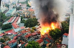 Cháy lớn tại nhà dân trên phố Đê La Thành, Hà Nội