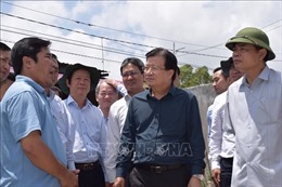 Phó Thủ tướng Trịnh Đình Dũng thị sát phòng chống lũ ở Đồng bằng sông Cửu Long