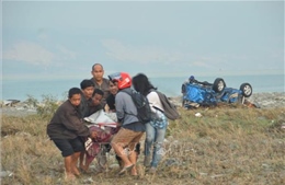 Dư chấn vẫn tiếp tục, việc cứu hộ sau động đất, sóng thần tại Indonesia gặp nhiều trở ngại