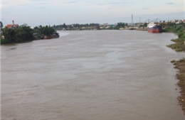 Va chạm tàu chở cát, tàu chở hơn 1.000 tấn xi măng bị chìm xuống sông Đào, Nam Định