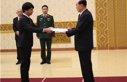 Đại sứ Việt Nam tại Triều Tiên Lê Bá Vinh trình Quốc thư