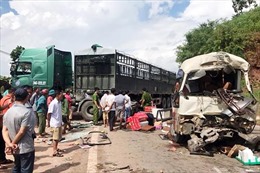 Sơn La: Xe khách va chạm xe đầu kéo, 11 người bị thương