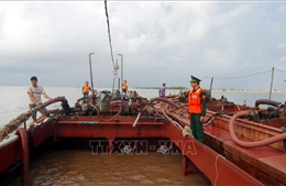 Nam Định: Bắt quả tang 2 tàu hút cát trái phép trên biển
