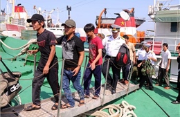 Quảng Ngãi: Đưa 13 ngư dân bị nạn trên biển về bờ an toàn