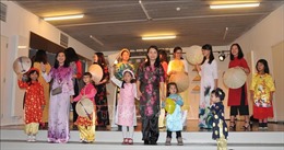 Trình diễn trang phục áo dài truyền thống trong Ngày hội gia đình Việt Nam tại Bỉ