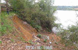 Sạt lở bờ sông diễn biến phức tạp, tỉnh Quảng Trị khẩn cấp làm kè ứng phó
