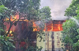 Cháy nhà gỗ, lan sang 3 căn nhà bên cạnh, 4 xe cứu hỏa mới dập tắt