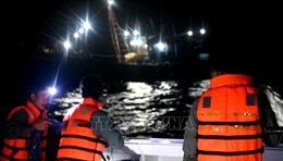 Ngư dân Việt Nam cứu 10 người nước ngoài ôm phao cứu sinh lênh đênh trên biển
