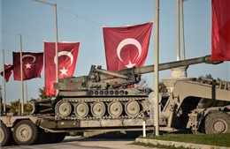 Mỹ vừa ký lệnh rút quân, thiết giáp Thổ Nhĩ Kỳ đã ùn ùn tiến sát Syria