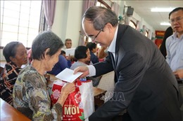 Bí thư Thành ủy TP Hồ Chí Minh thăm, tặng quà Tết cho người nghèo ở Trà Vinh