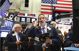 Phố Wall tăng điểm, đồng USD yếu đi sau cuộc họp của Fed