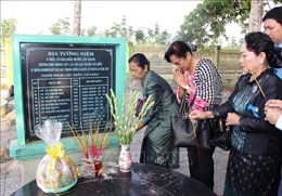 Đại biểu phụ nữ Việt Nam - Campuchia thắp hương tưởng niệm tại Khu chứng tích tội ác quân Khmer đỏ Pol Pot-Ieng Sary