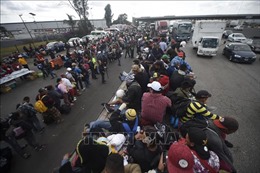 Khoảng 1.200 người di cư bắt đầu di chuyển từ Mexico tới Mỹ