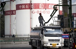 Giá dầu thế giới giảm nhẹ do lo ngại cuộc chiến thương mại Mỹ-Trung 