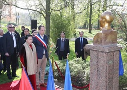 Chủ tịch Quốc hội Nguyễn Thị Kim Ngân đặt hoa tại Tượng đài Chủ tịch Hồ Chí Minh ở thành phố Montreuil, Pháp