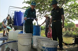 Bộ đội chở nước sạch miễn phí đến với vùng hạn hán Long An
