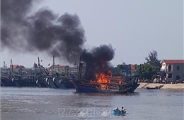 Cháy tàu câu mực tại Nghệ An, thiệt hại hơn 1 tỷ đồng