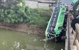 Xe khách lao xuống sông, ít nhất 1 người chết, 8 người bị thương