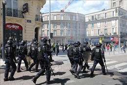 Pháp xem xét lại các biện pháp cảnh sát sử dụng để kiểm soát biểu tình &#39;Áo vàng&#39;