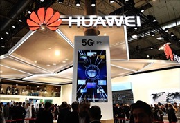 Huawei hạ dự báo doanh thu xuống 100 tỷ USD