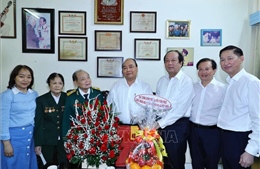 Thủ tướng thăm, chúc mừng các nhà báo lão thành tại TP Hồ Chí Minh