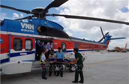 Điều trực thăng đưa chiến sỹ đột ngột trở bệnh từ Trường Sa về đất liền