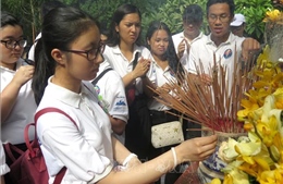 Thanh thiếu niên kiều bào dâng hương tại mộ cụ Huỳnh Thúc Kháng, Khu lưu niệm Phạm Văn Đồng