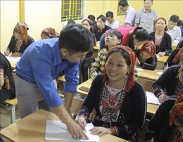 Thắp niềm tin từ lớp học xóa mù chữ cho đồng bào Dao