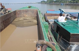 Bắt giữ tàu khai thác cát trái phép trên sông Lô