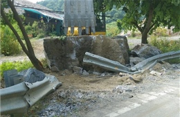 Nổ mìn trên đèo Tằng Quái, đá nặng hàng chục tấn rơi xuống quốc lộ 279